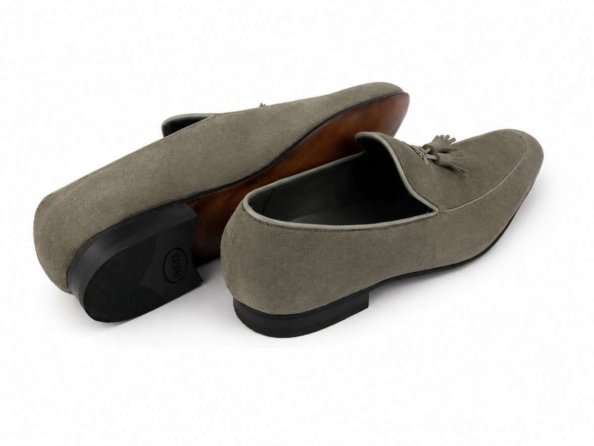 ÚLTIMO PAR TAMANHO 40 Tassel Loafer em camurça - cor cinza ELEFANTE