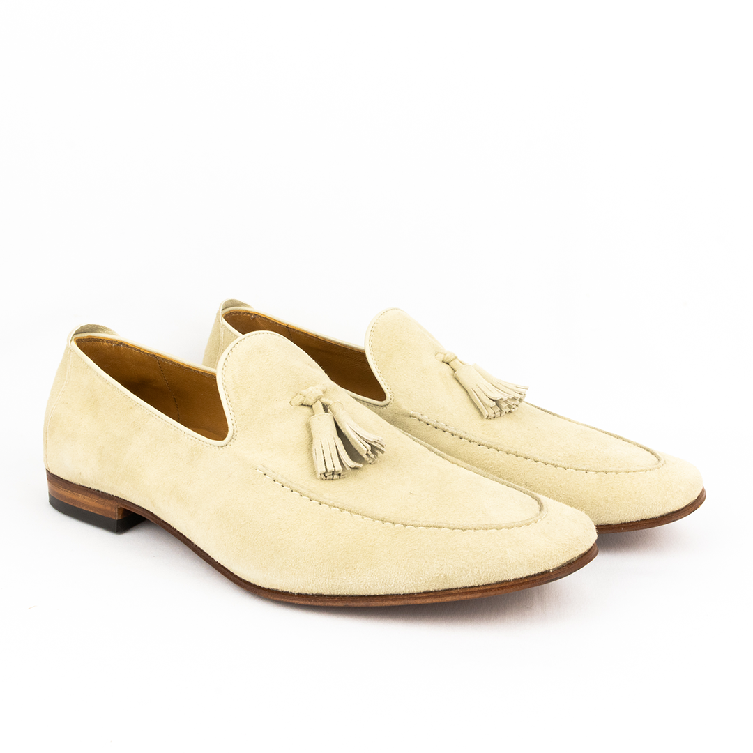 Tassel Loafer Martino em Camurça cor marfim