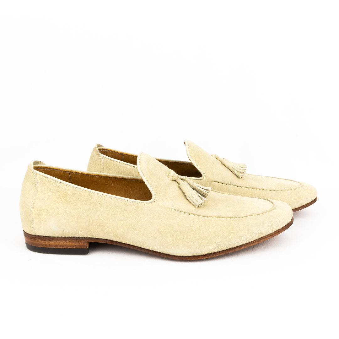 Tassel Loafer Martino em Camurça cor marfim