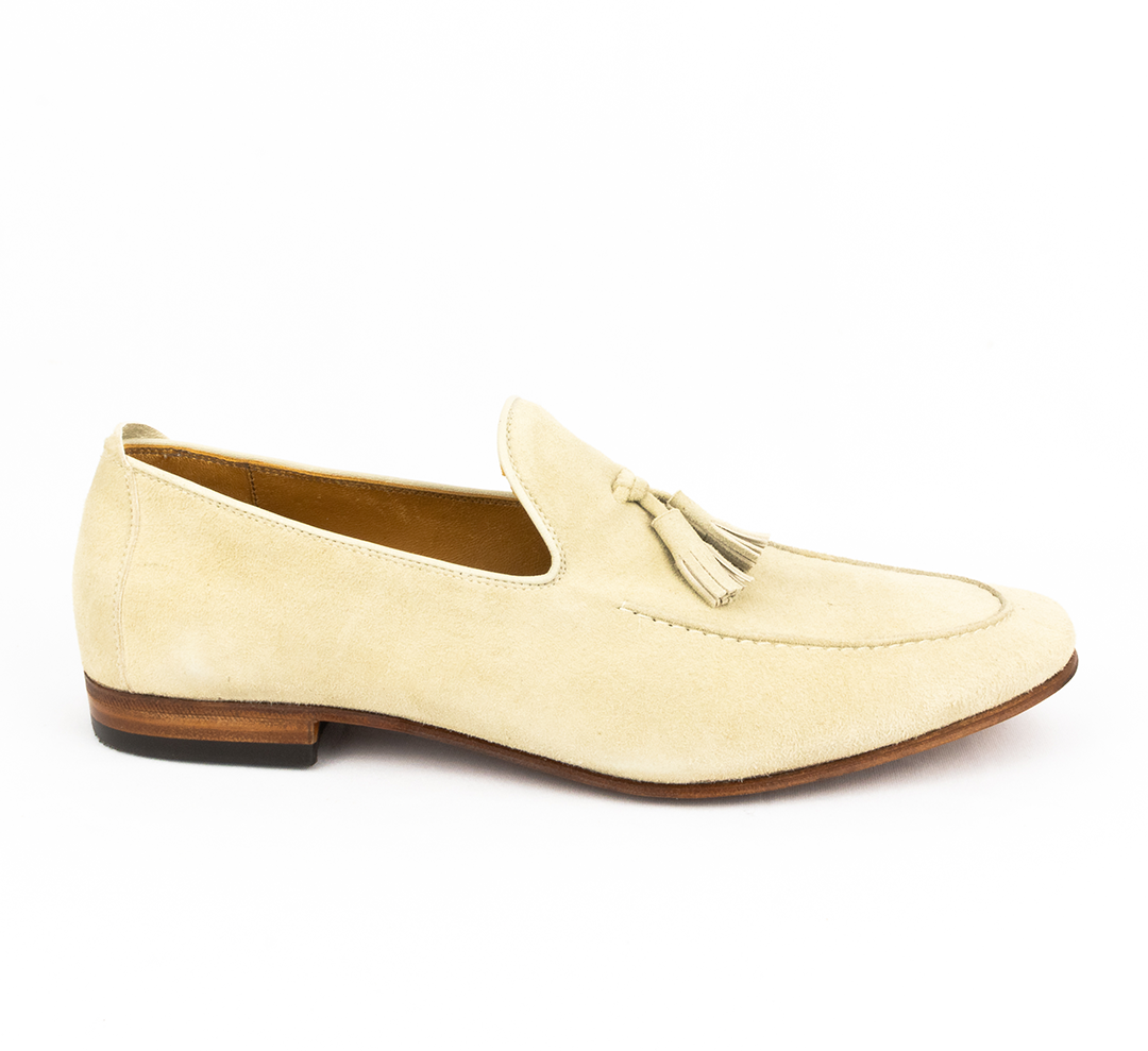 Tassel Loafer Martino em Camurça cor marfim